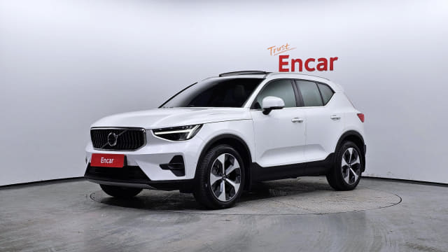 2023 VOLVO XC40