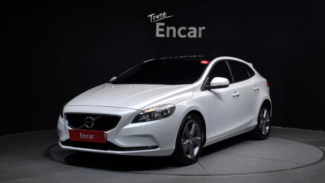 2017 VOLVO V40