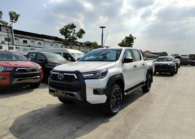 2025 TOYOTA Hilux