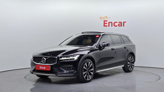 2022 VOLVO V60