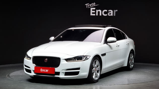 2019 JAGUAR XE