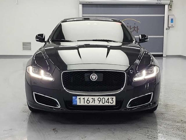 2019 JAGUAR XJ Series