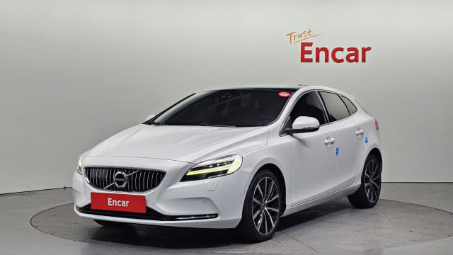 2017 VOLVO V40