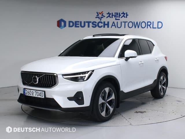 2023 VOLVO XC40