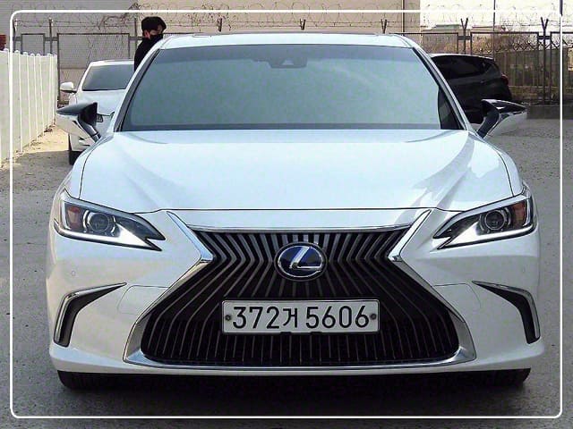 2019 LEXUS ES