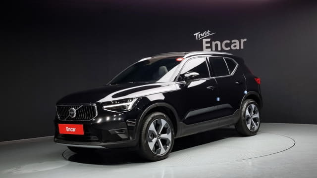 2024 VOLVO XC40