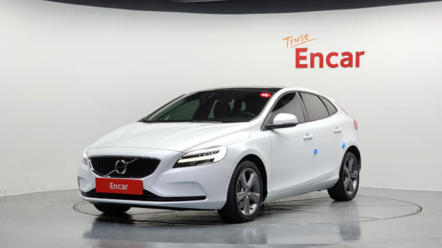 2018 VOLVO V40