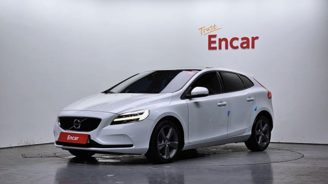 2017 VOLVO V40