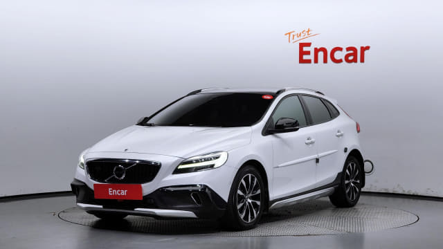 2019 VOLVO V40