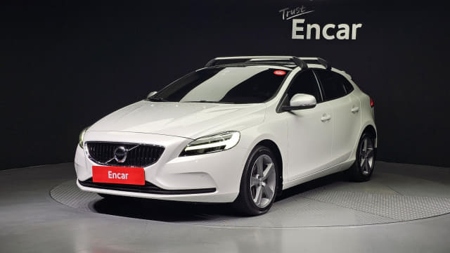 2017 VOLVO V40