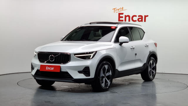 2023 VOLVO XC40