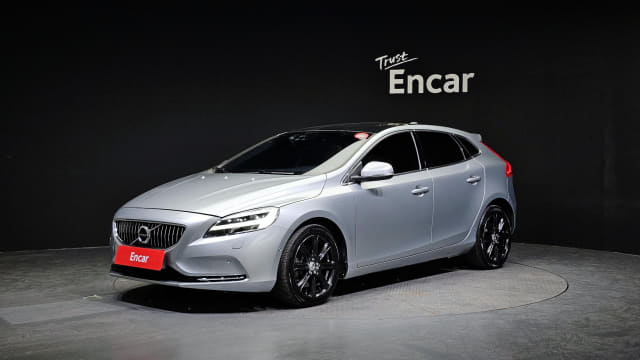 2018 VOLVO V40