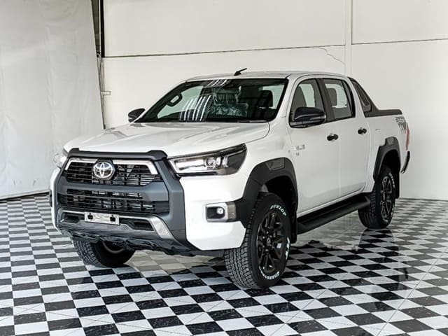2025 TOYOTA Hilux