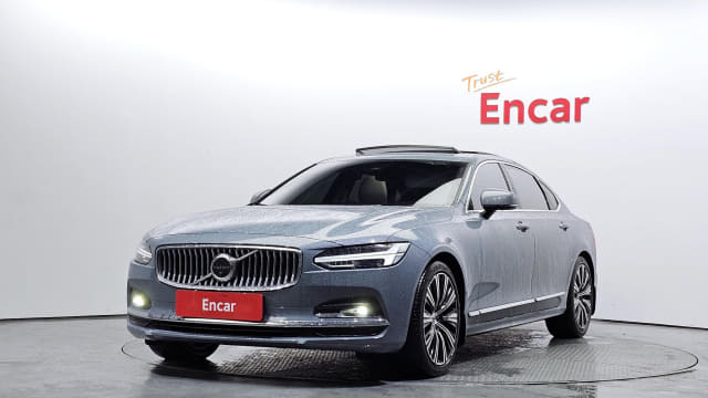 2022 VOLVO S90