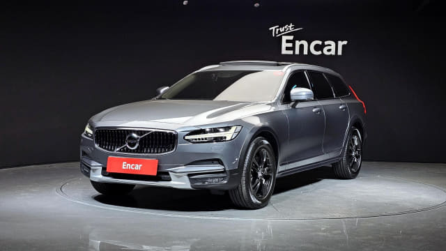 2018 VOLVO V90