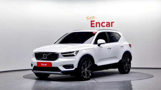 2021 VOLVO XC40
