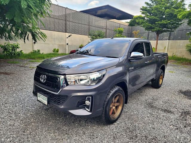 2019 TOYOTA Hilux