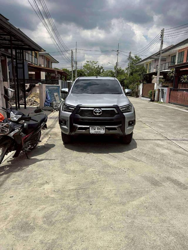 2024 TOYOTA Hilux