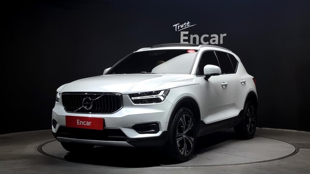 2022 VOLVO XC40