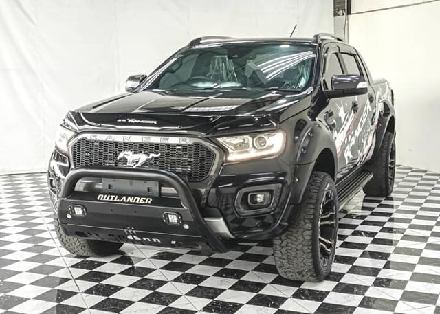 2019 TOYOTA Hilux