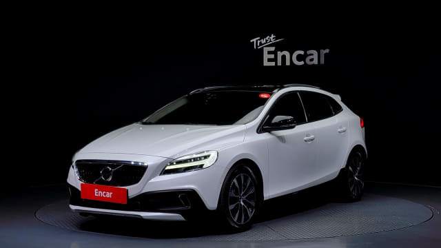 2019 VOLVO V40