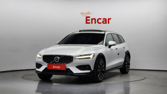 2023 VOLVO V60