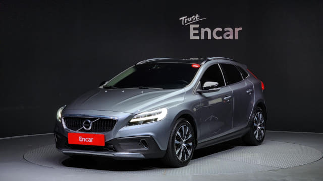 2019 VOLVO V40