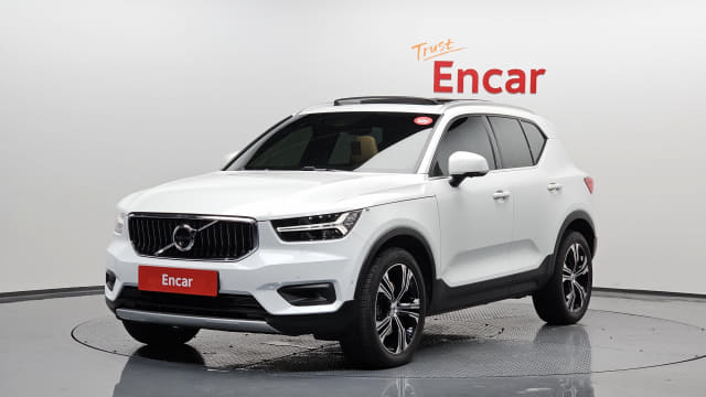 2021 VOLVO XC40