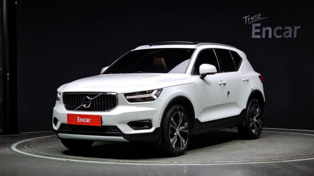 2021 VOLVO XC40