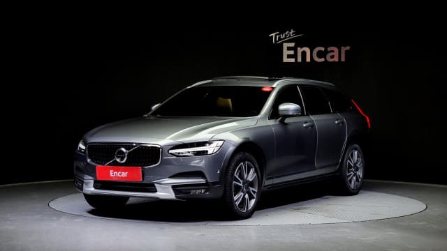 2019 VOLVO V90