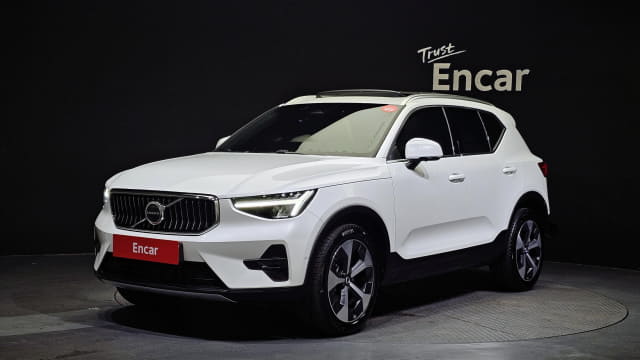 2023 VOLVO XC40