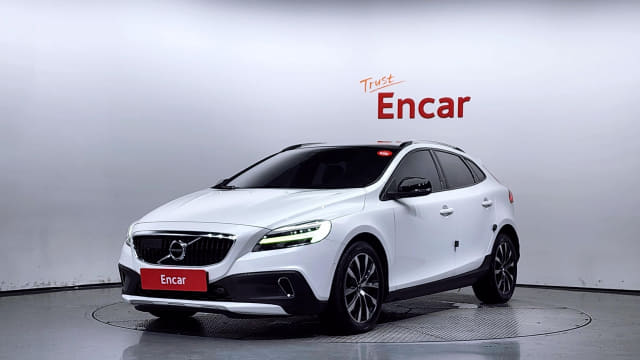 2019 VOLVO V40