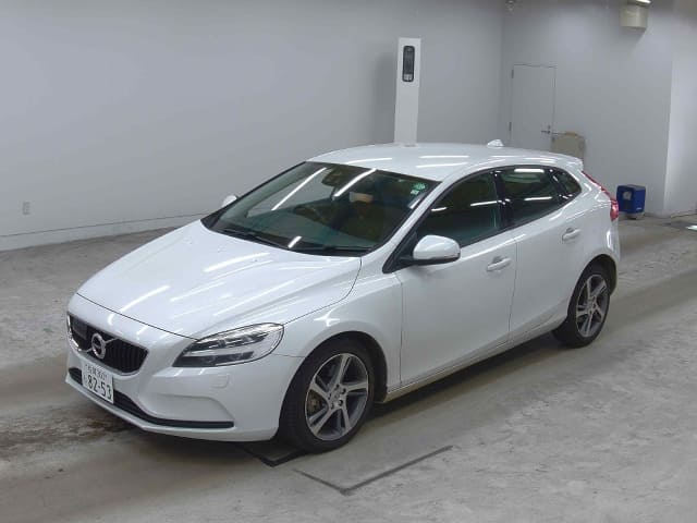 2018 VOLVO V40