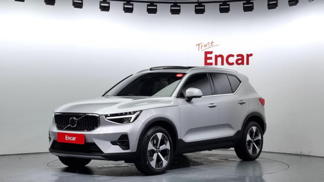 2023 VOLVO XC40