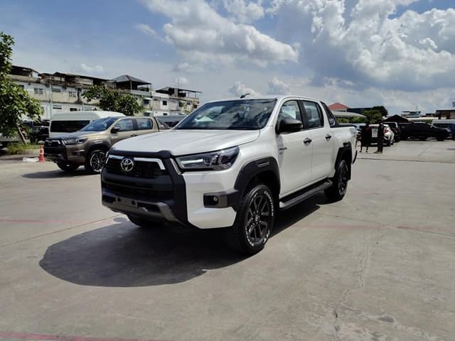 2024 TOYOTA Hilux