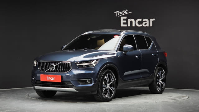 2021 VOLVO XC40