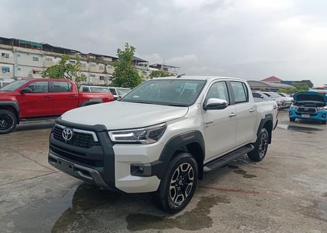 2024 TOYOTA Hilux