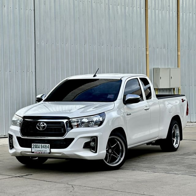 2019 TOYOTA Hilux