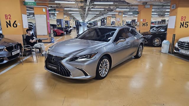 2024 LEXUS ES