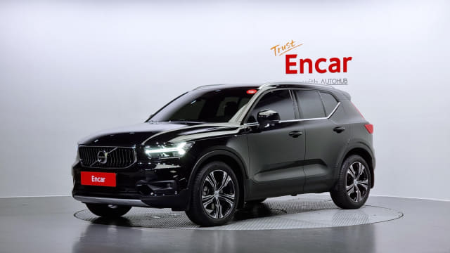 2021 VOLVO XC40