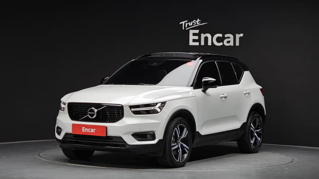 2020 VOLVO XC40