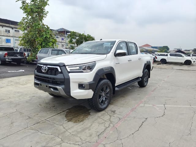 2024 TOYOTA Hilux