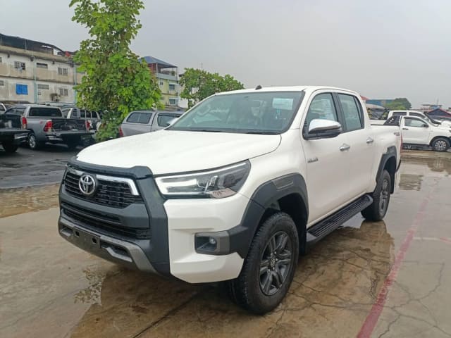 2024 TOYOTA Hilux