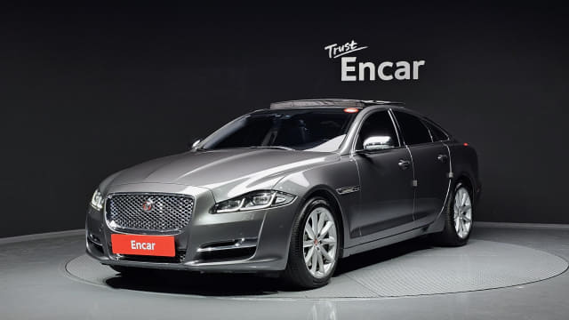 2017 JAGUAR XJ Series