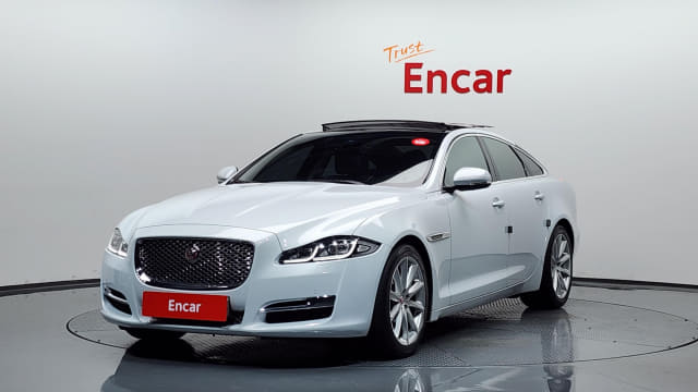 2017 JAGUAR XJ Series