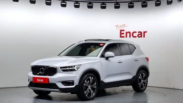 2022 VOLVO XC40