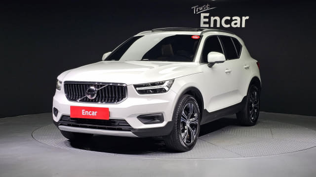 2021 VOLVO XC40