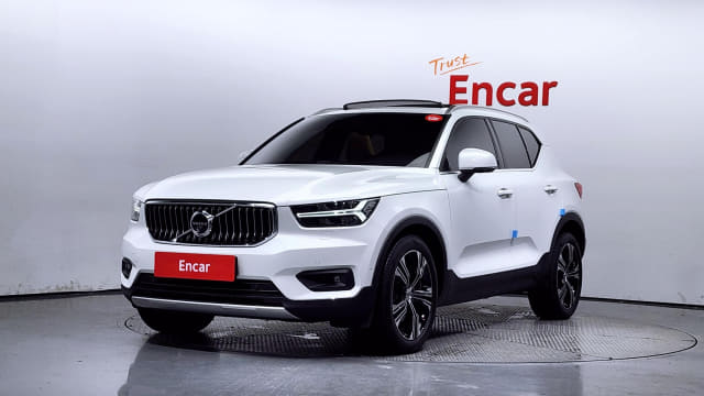 2021 VOLVO XC40