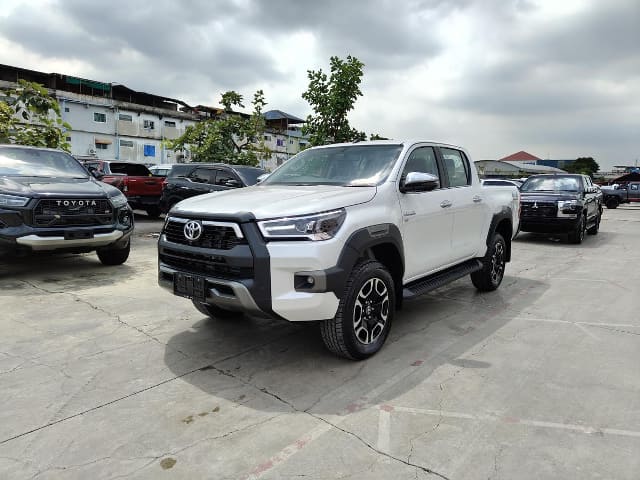 2024 TOYOTA Hilux