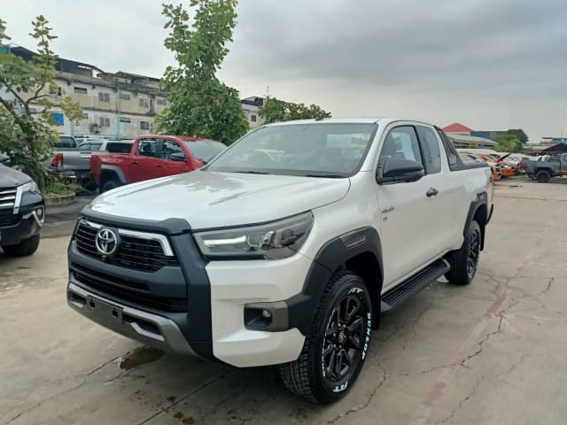 2024 TOYOTA Hilux